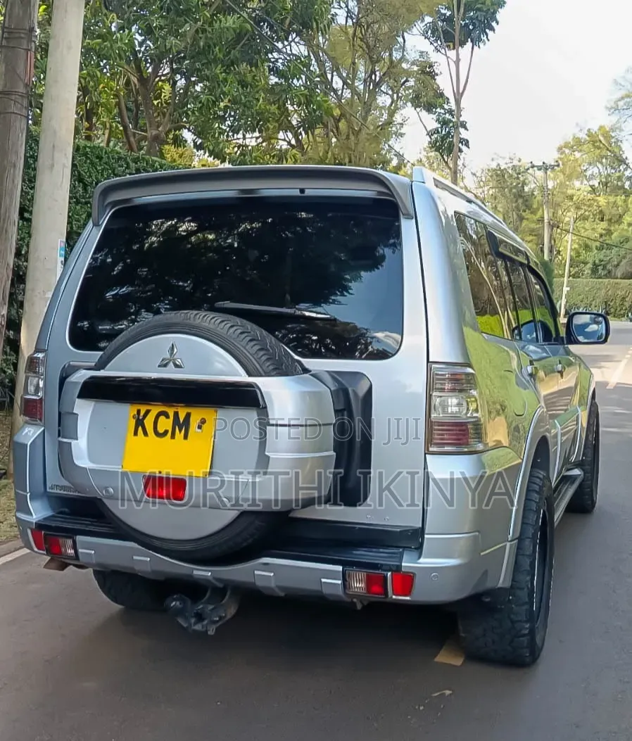 Mitsubishi Pajero 2011 Silver