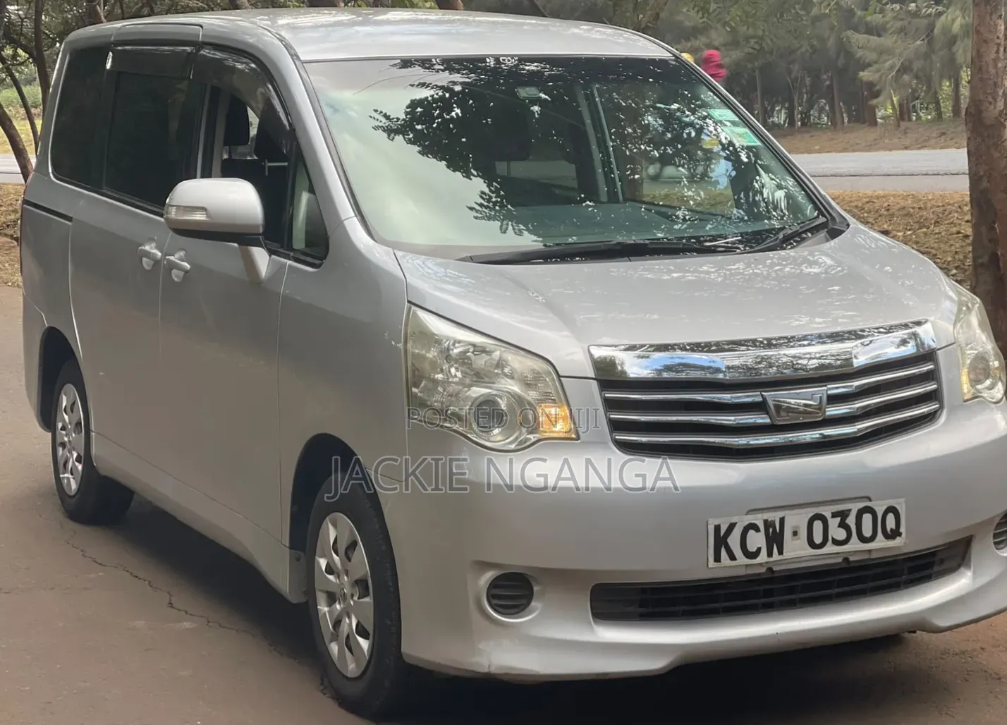 Toyota Noah 2012 Silver