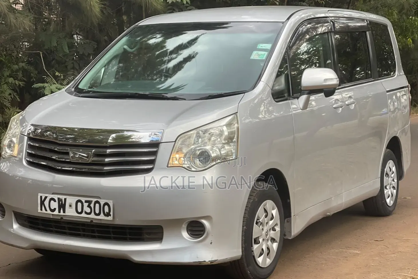 Toyota Noah 2012 Silver
