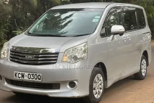 Toyota Noah 2012 Silver