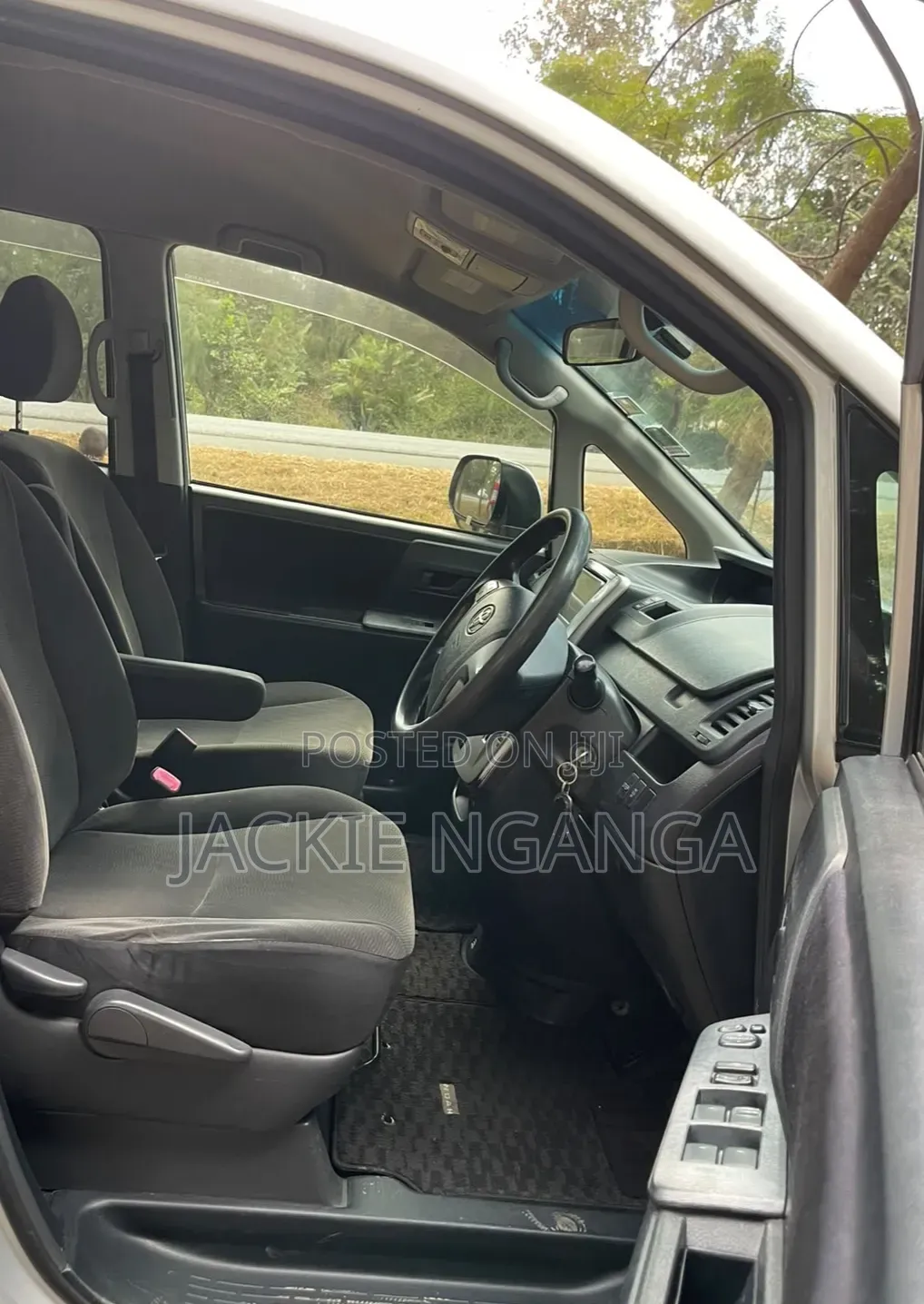 Toyota Noah 2012 Silver
