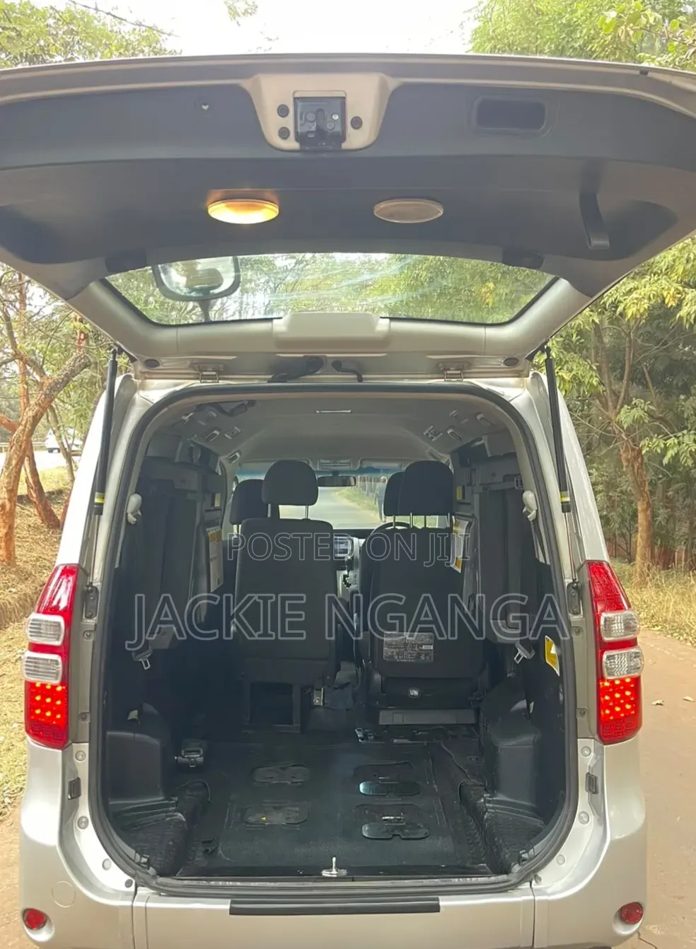 Toyota Noah 2012 Silver