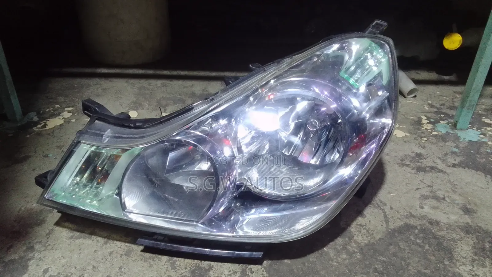 Nissan Wingroad Y12 Headlight