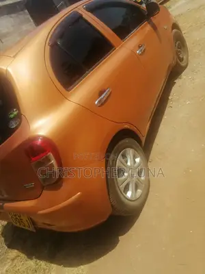 Nissan March 1.2 AWD 2013 Orange