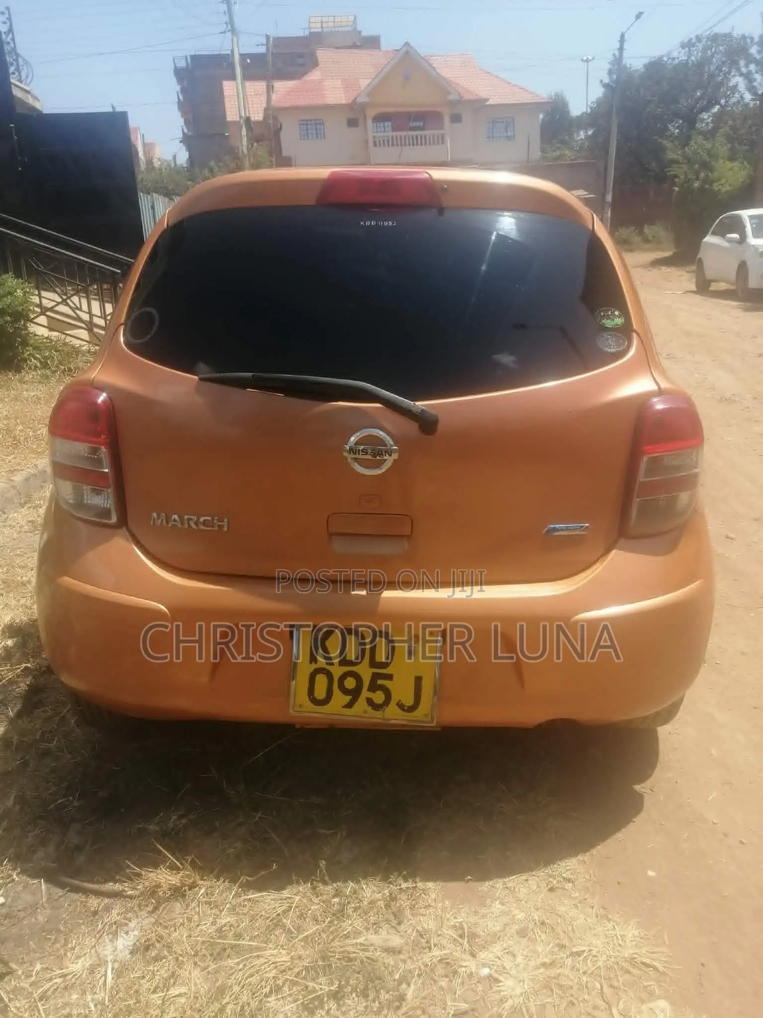 Nissan March 1.2 AWD 2013 Orange