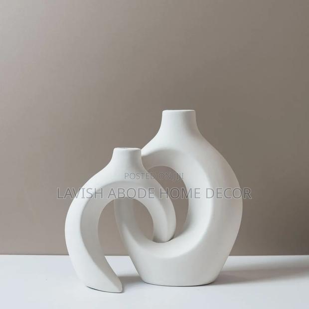 Ceramic White Interlocking Vase – Elegant Modern Home Decor