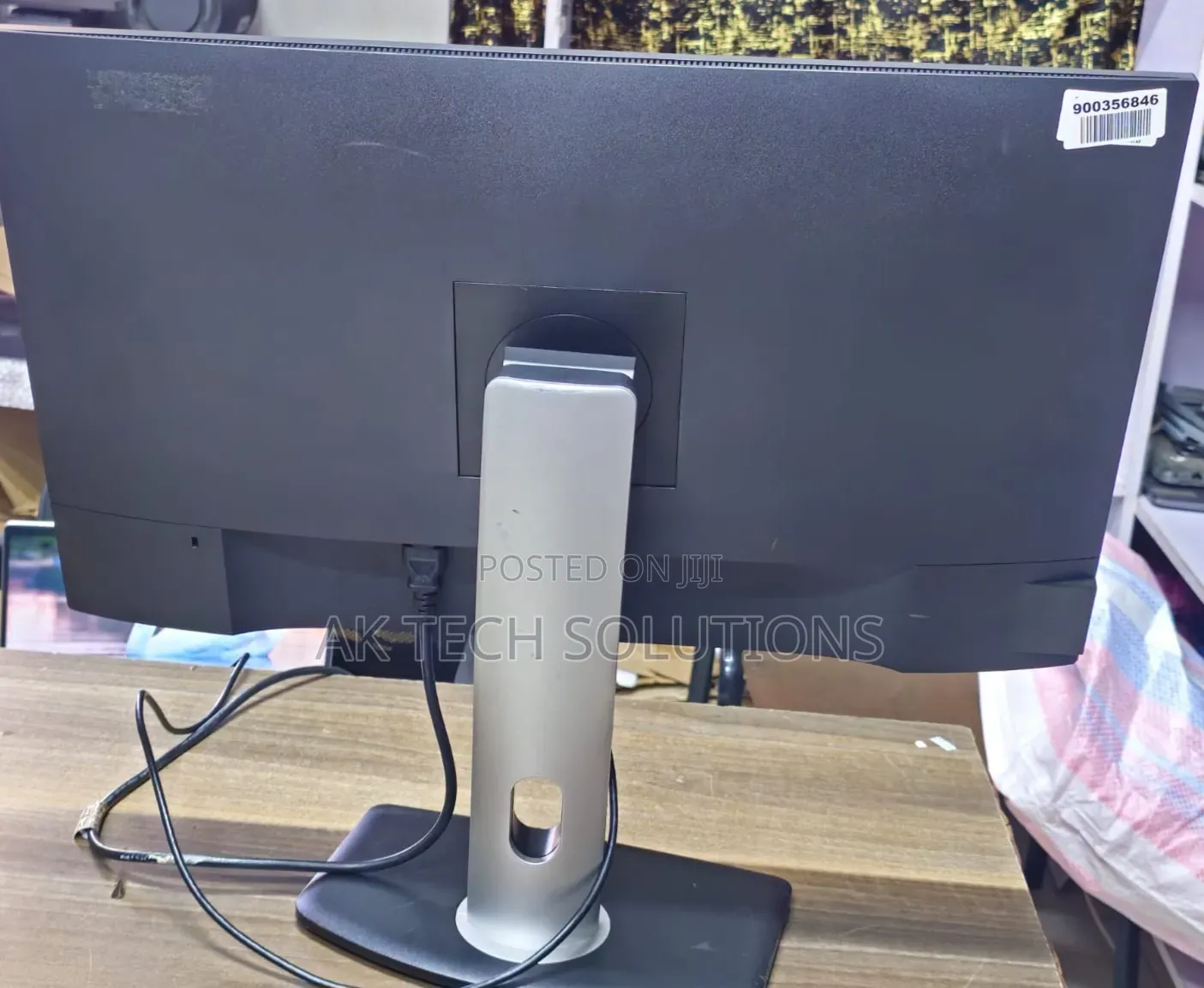 Dell P2719H 
27 Inch Display
1080P Full Hd
60hz Refresh Rate