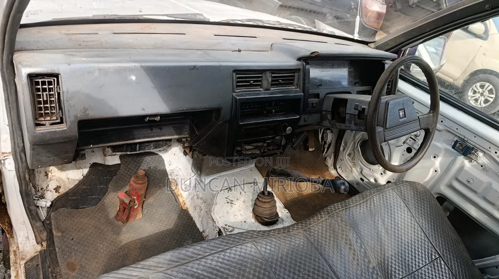 Nissan Pick-Up 2003 White