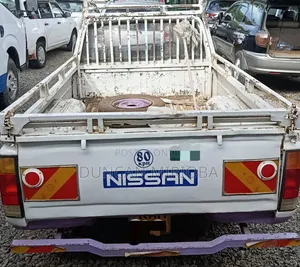 Nissan Pick-Up 2003 White
