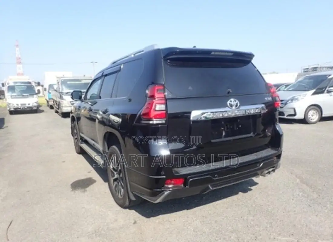 Toyota Land Cruiser Prado 2022 Black