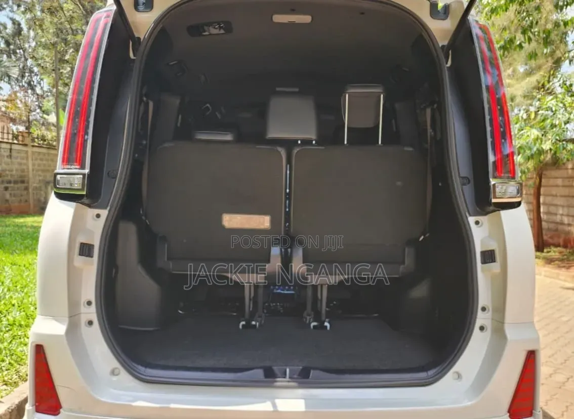 Toyota Noah 2018 White