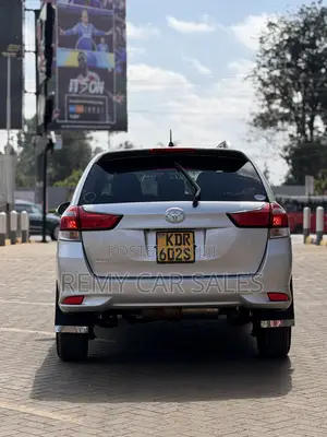 Toyota Corolla Fielder 2017 Silver