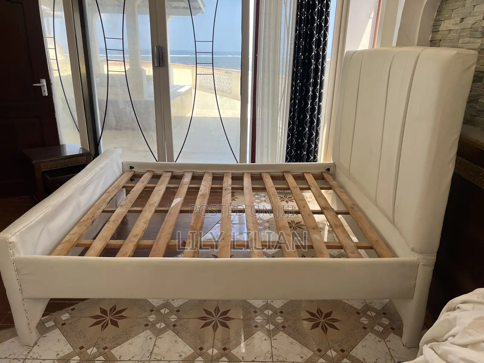 5*6 White Chester Bed