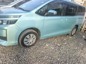 Toyota Voxy 2017 Green
