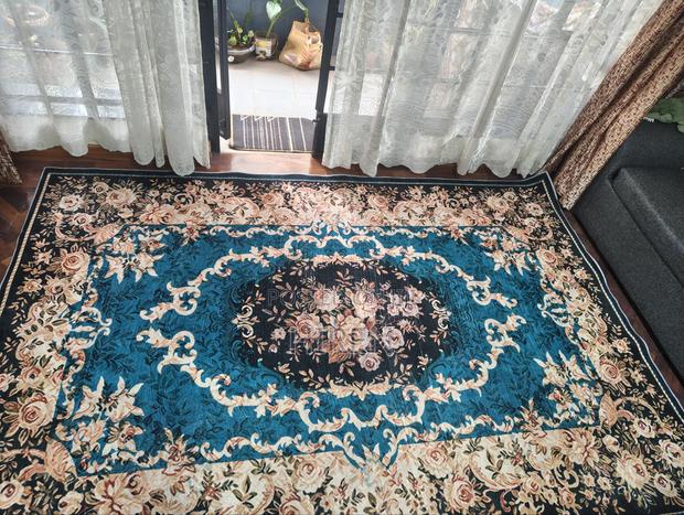 CARPET 10 BY 7 Ft