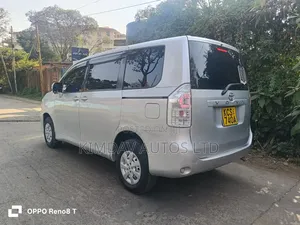 Toyota Voxy 2011 Silver