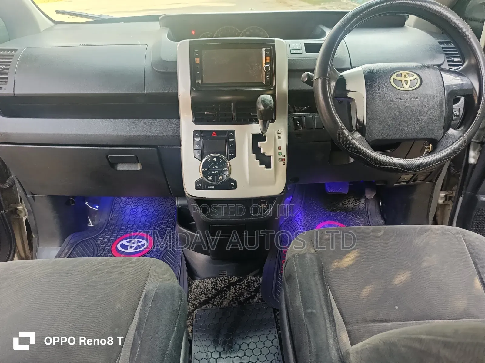 Toyota Voxy 2011 Silver