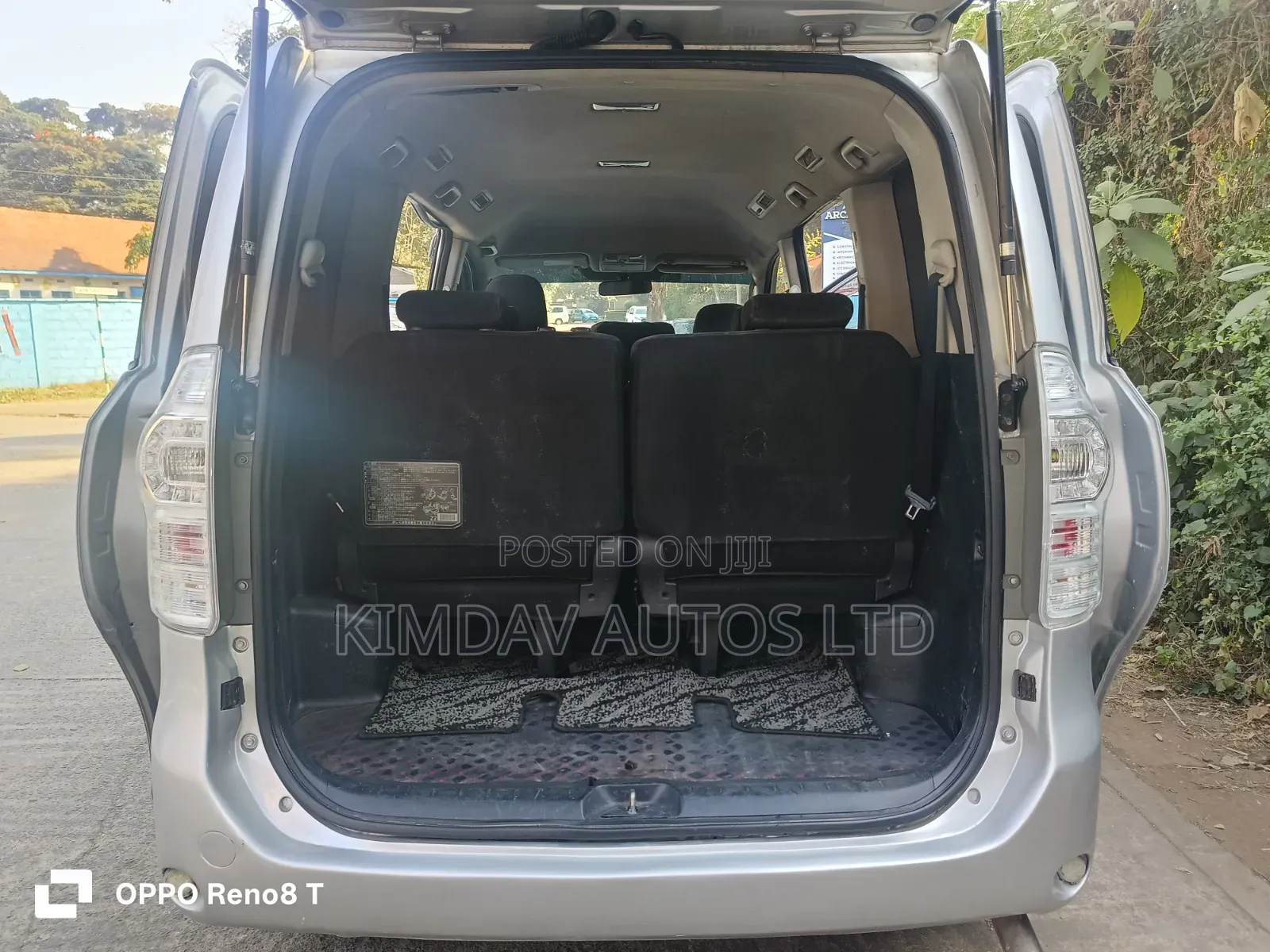 Toyota Voxy 2011 Silver