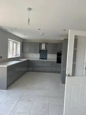 Modern Custom Kitchen Cabinets & Fitted Kitchen Installation.