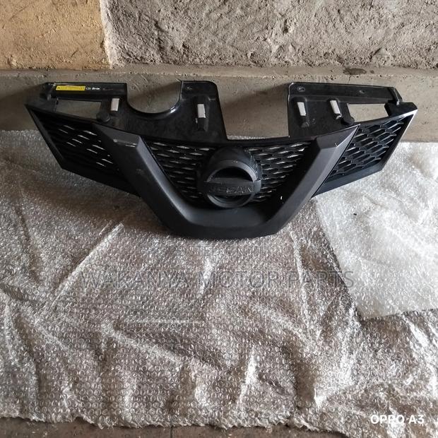 Nissan X-Trail NT32 Grille, Original Ex Japan Parts