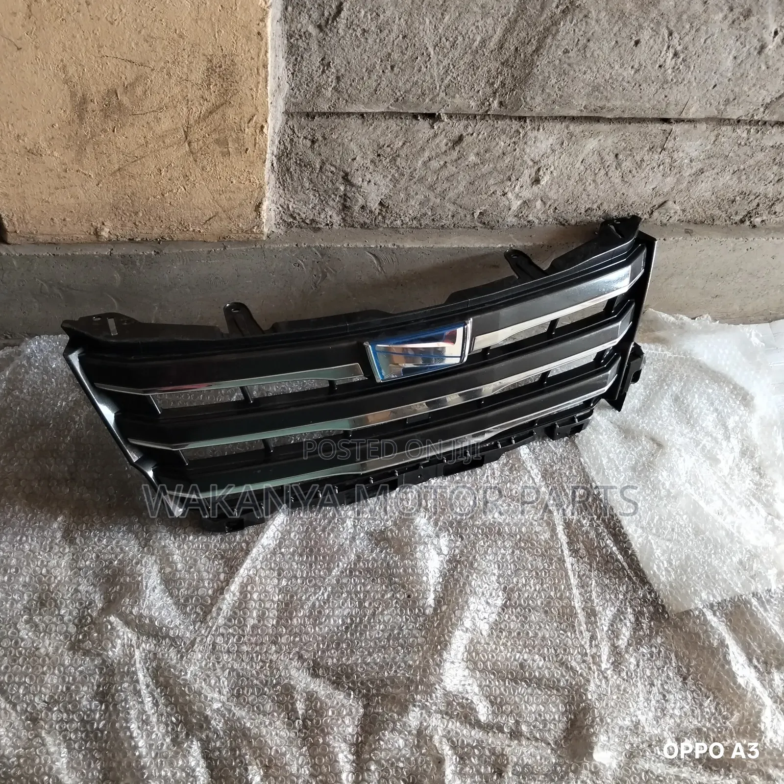 Toyota Noah New Model 2015/2018 Grille Complete With Logo, Ex Japan