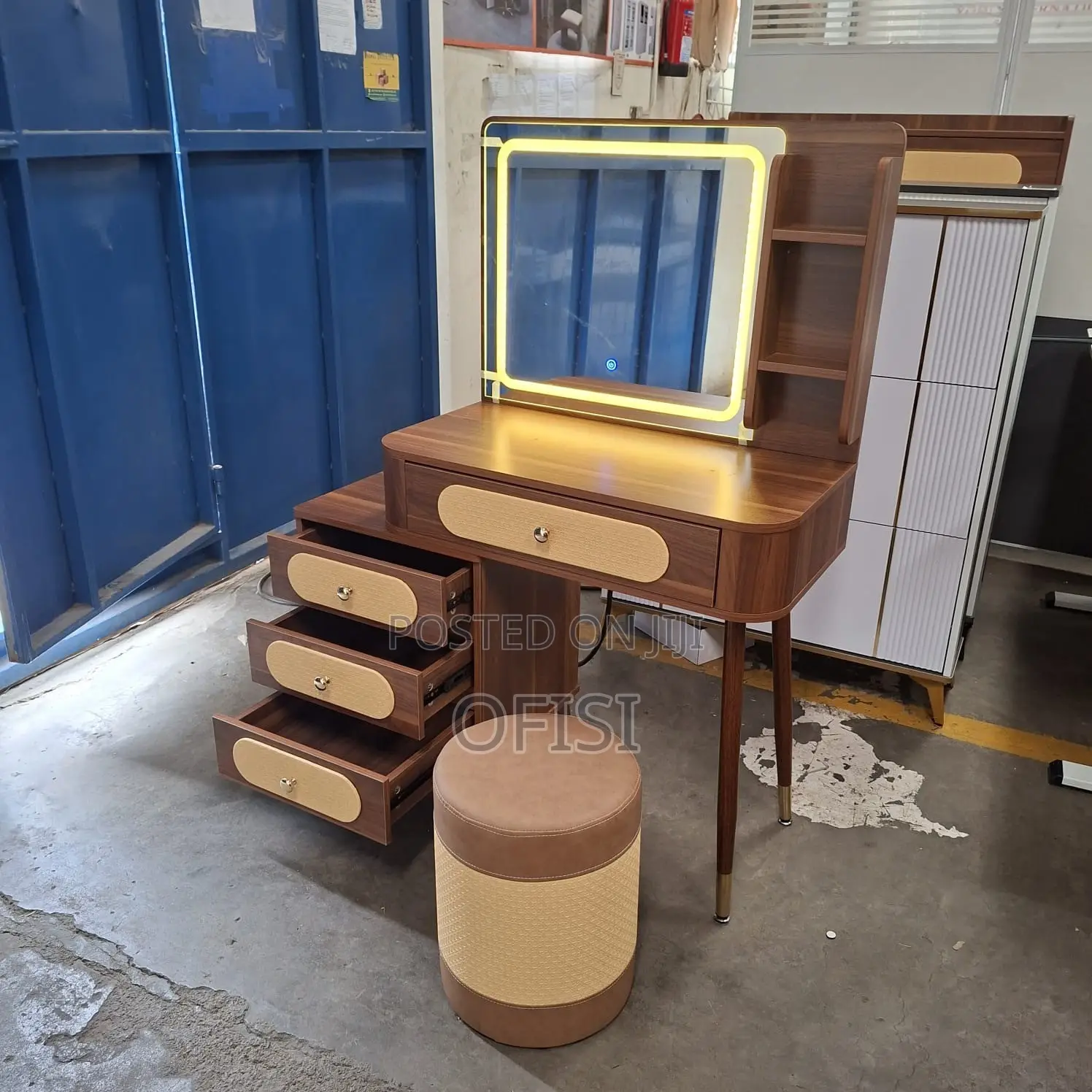 Dressing Table; Modern Brown Dressing Table With Led Light