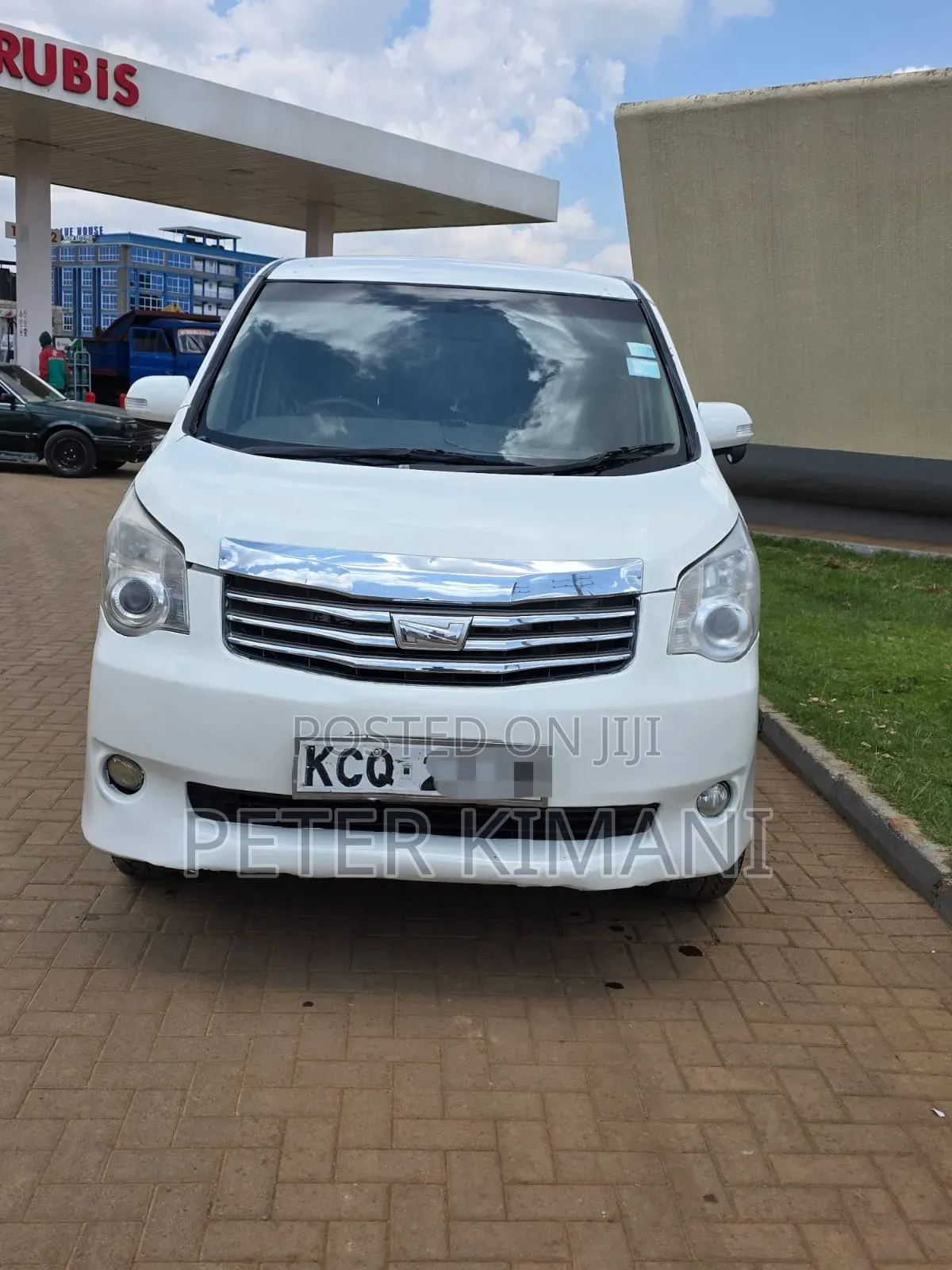 Toyota Noah 2012 White