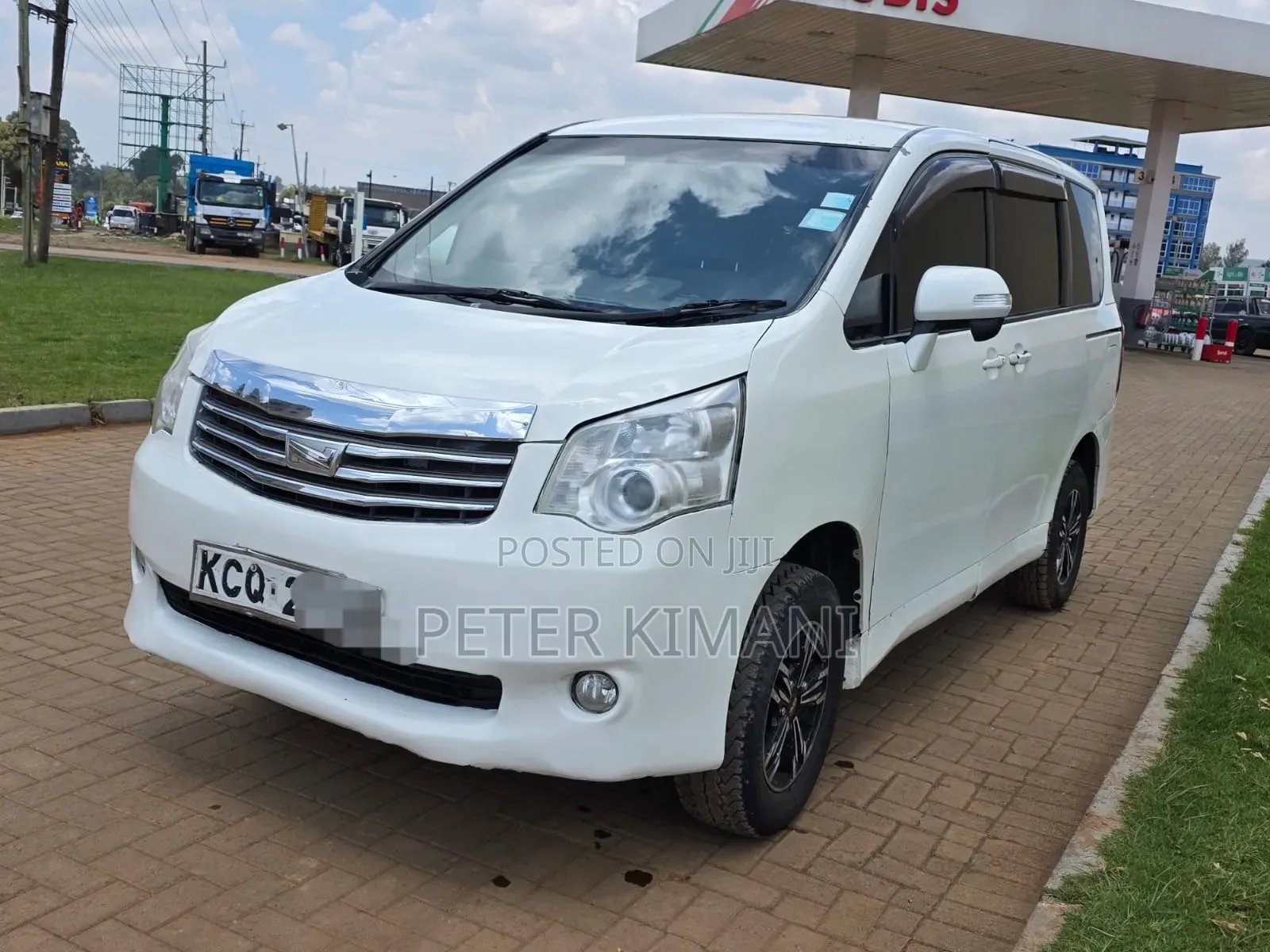 Toyota Noah 2012 White
