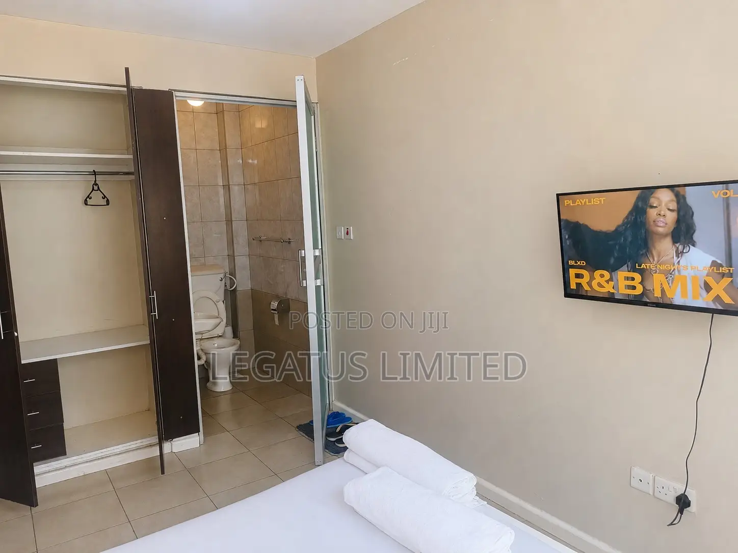 Spacious Poolside 2BR | WiFi Parking | Legatus