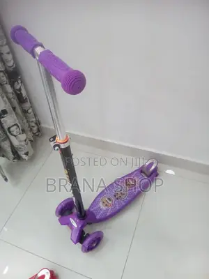 LOL Surprised Theme 3-Wheeled Lean to Steer Scooter