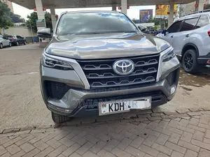 Toyota Fortuner 2022 Gray