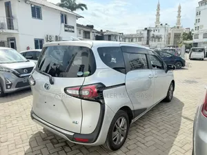 Toyota Sienta 2019 Silver