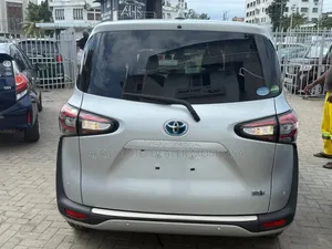 Toyota Sienta 2019 Silver
