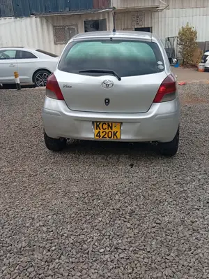 Toyota Vitz 1.3 FWD 5dr 2010 Silver