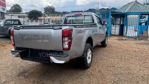 New Isuzu D-MAX 2024 Silver