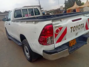 Toyota Hilux 2022 White