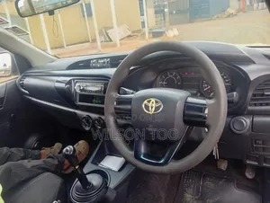 Toyota Hilux 2022 White