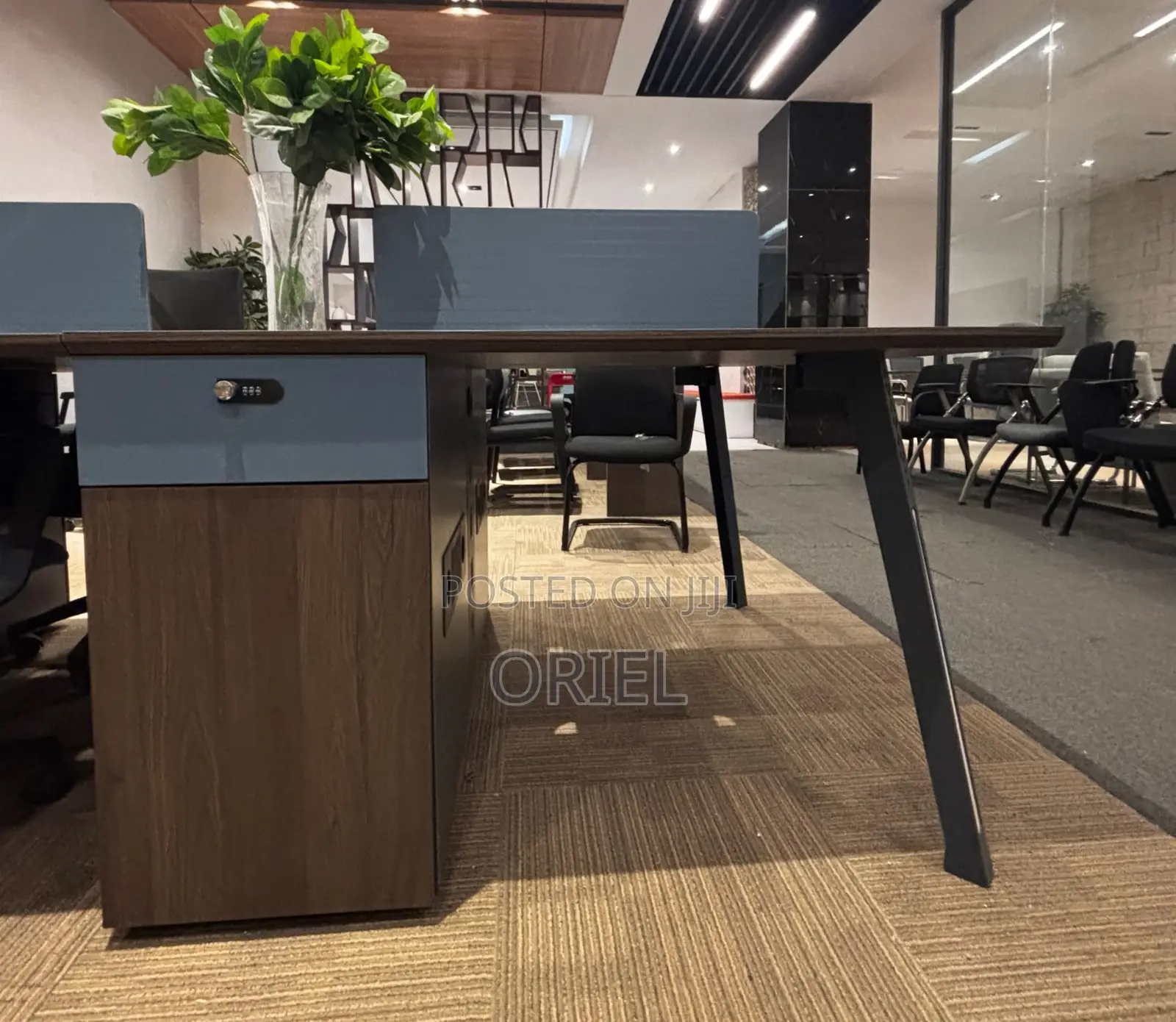 Ofifce Workstation : 4-Way Designed Staff Workstation