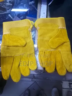 Leather Gloves for Machine Handling.