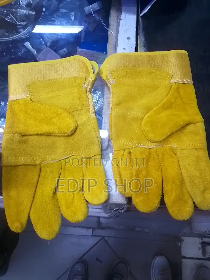 Leather Gloves for Machine Handling.