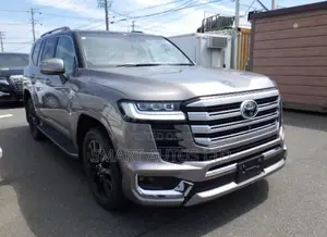 Toyota Land Cruiser LC300 2023