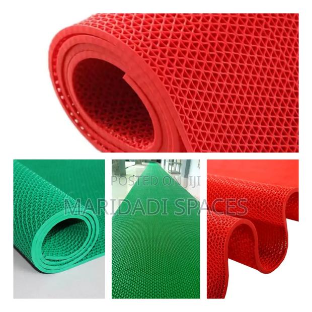 *Non-Slip Perforated Rubber Bathroom Mat / Pool Mat*