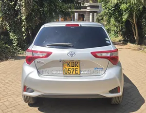 Toyota Vitz 2017 Silver