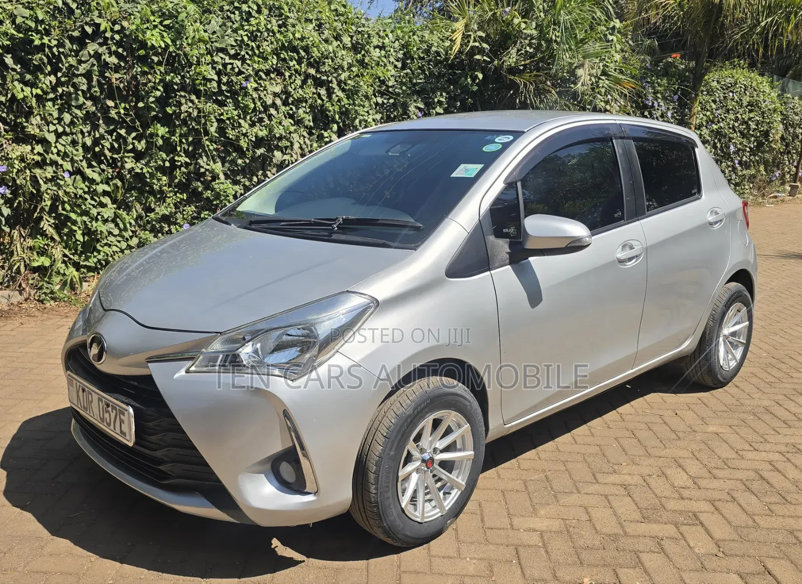 Toyota Vitz 2017 Silver