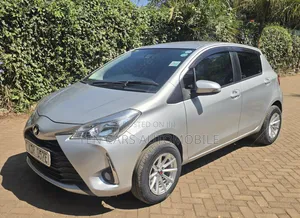 Toyota Vitz 2017 Silver