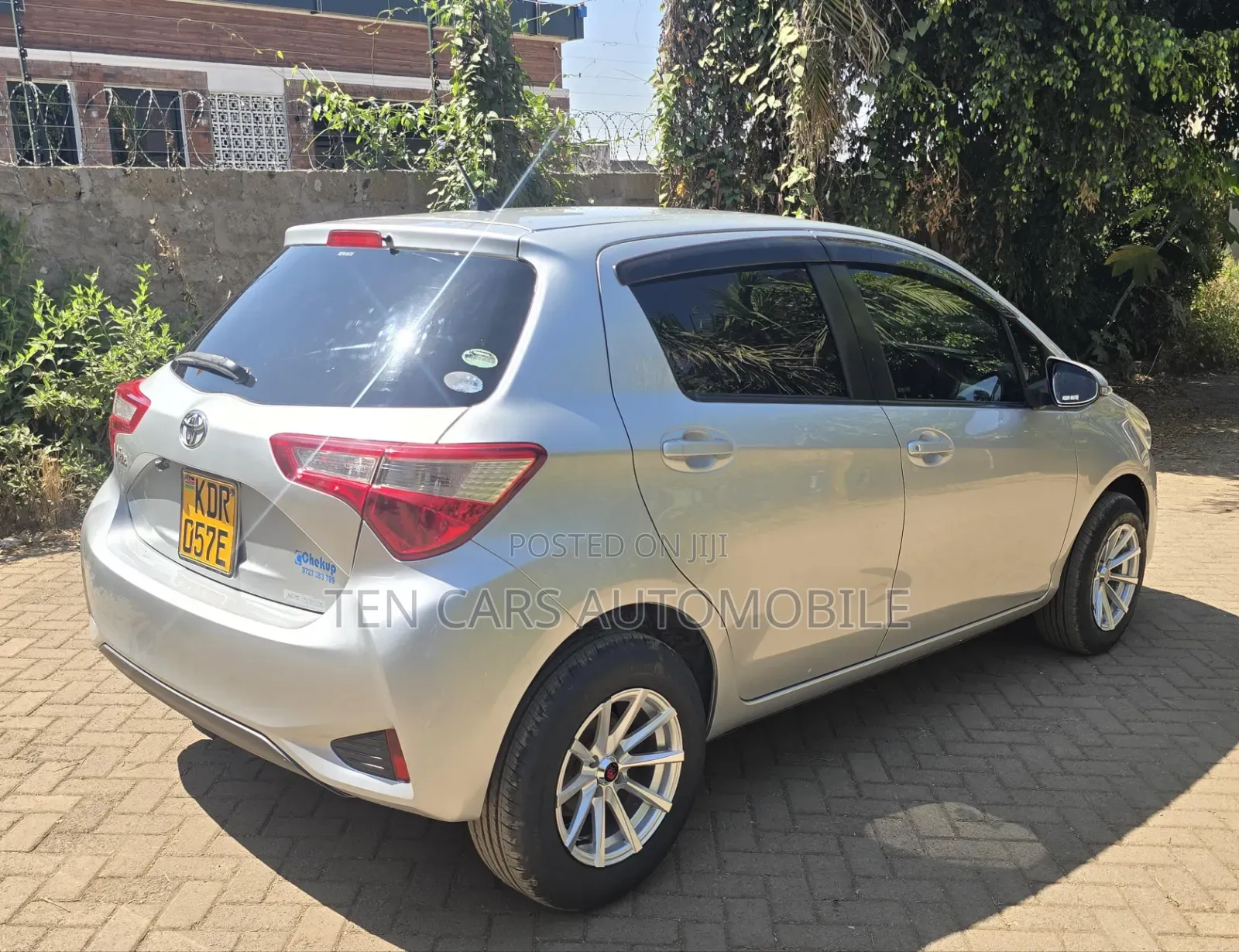 Toyota Vitz 2017 Silver