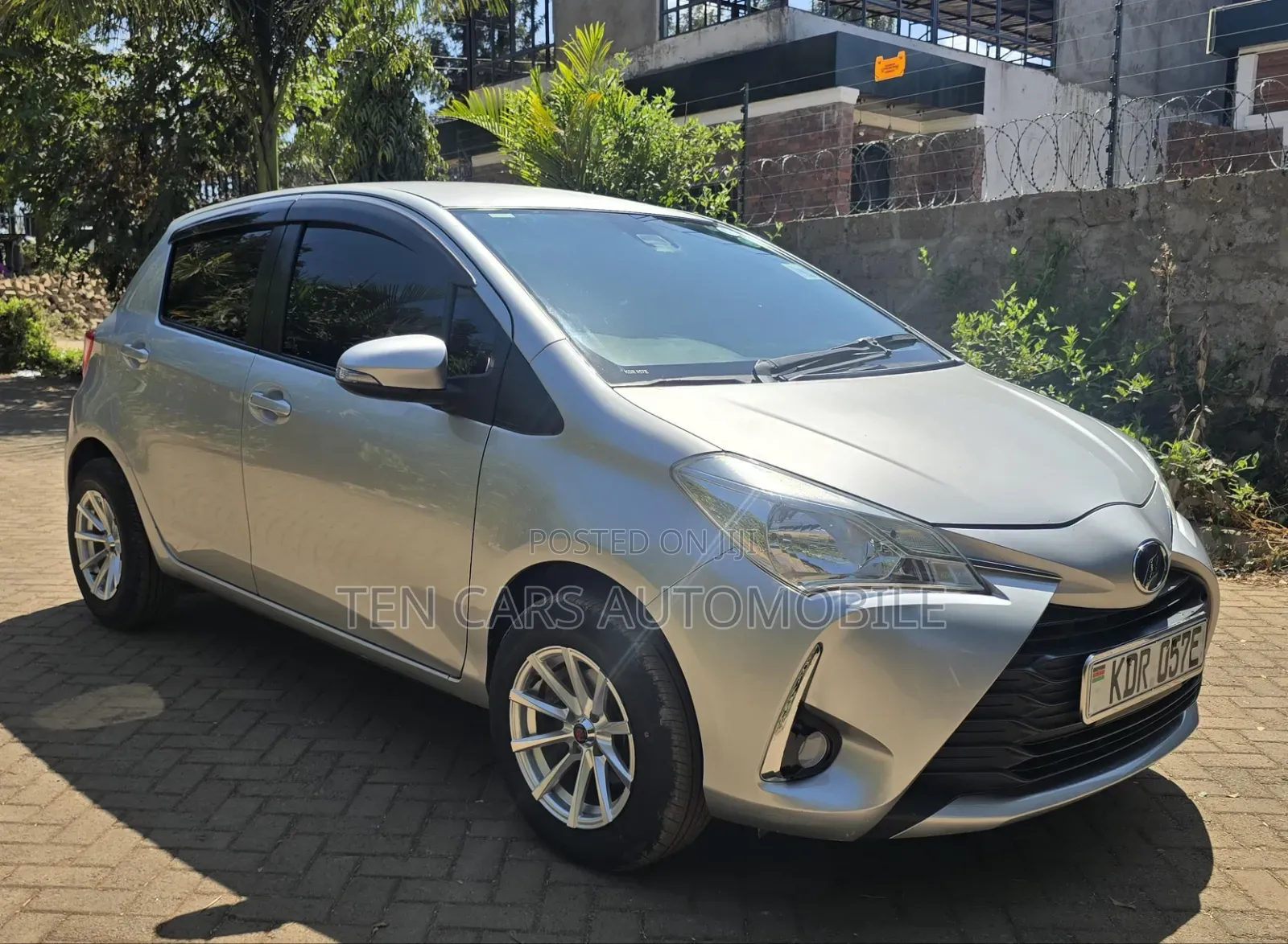 Toyota Vitz 2017 Silver