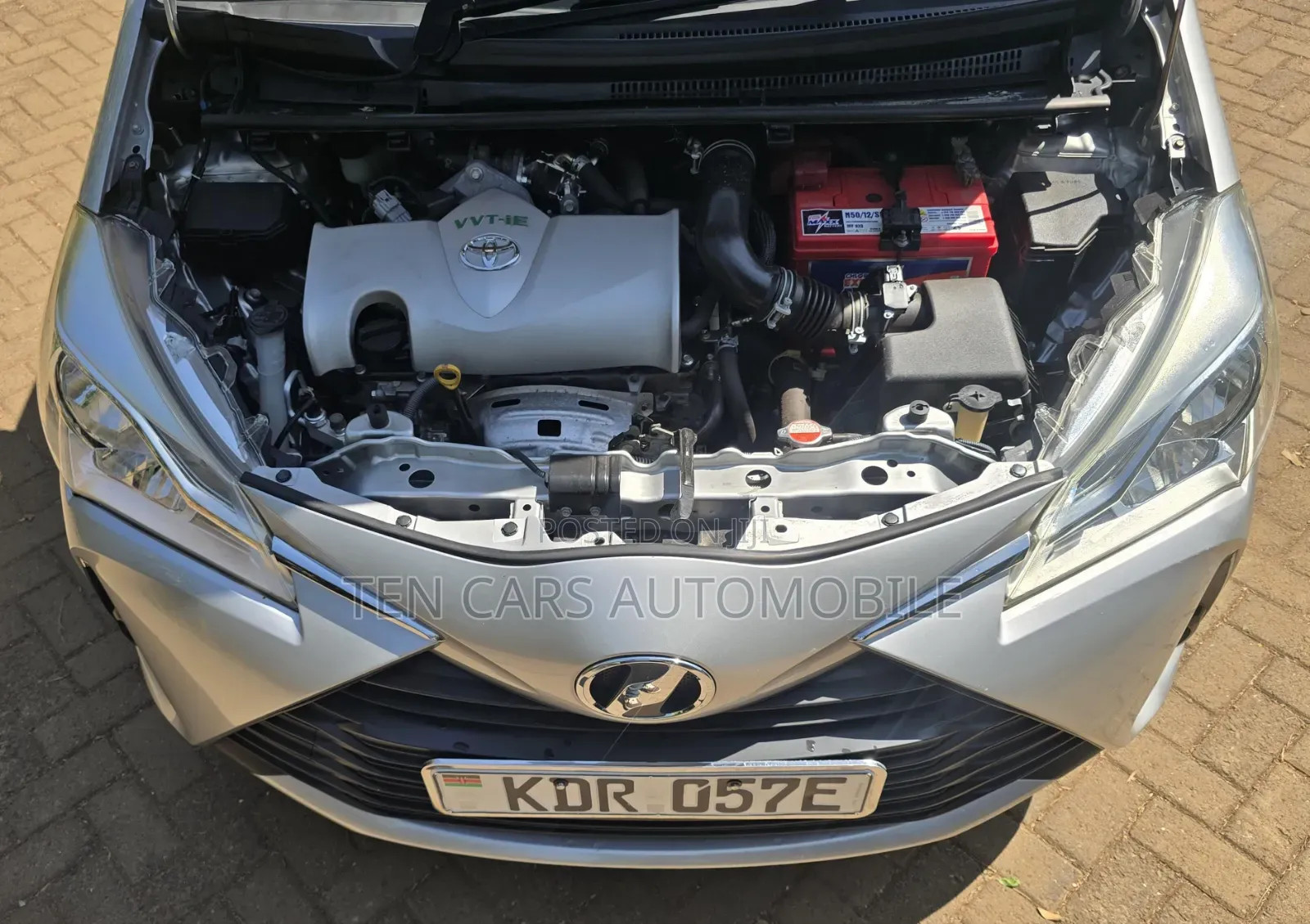 Toyota Vitz 2017 Silver