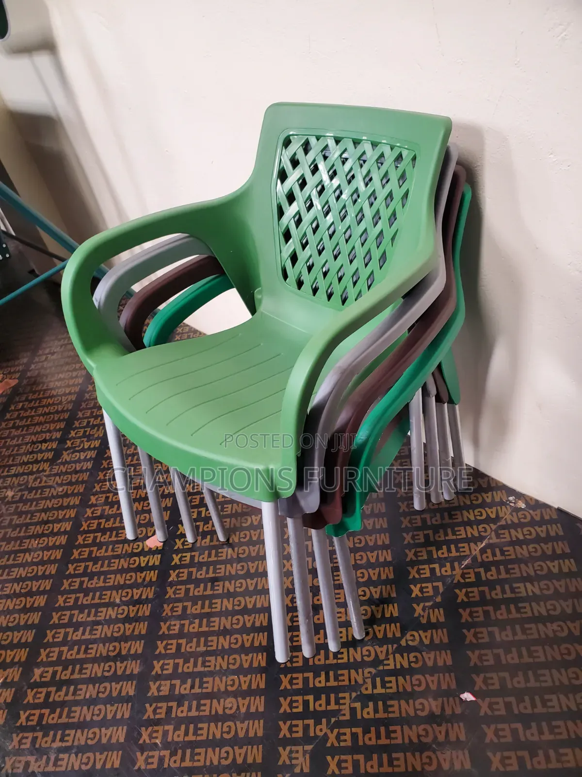 Stackable Cafè Armchair With Metal Legs