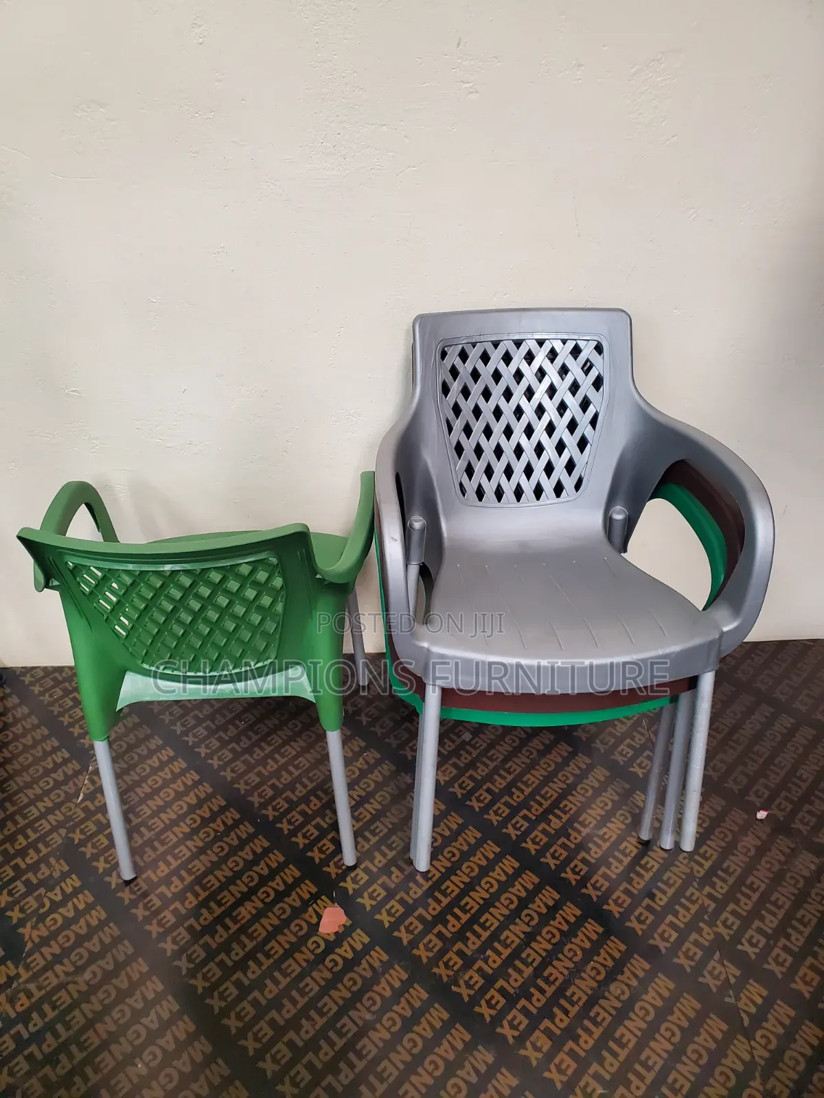 Stackable Cafè Armchair With Metal Legs